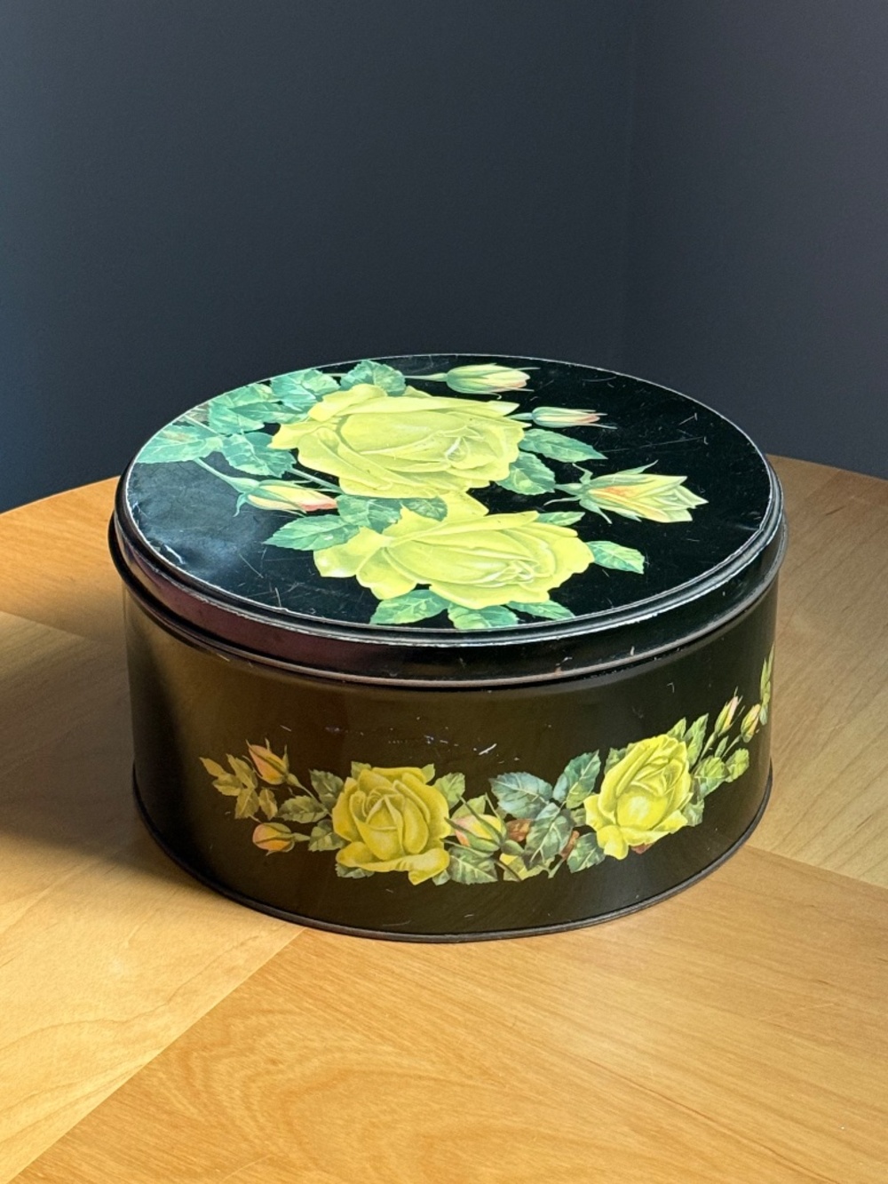 c1950-60s Vintage Metalware Rose Flowers Circle Tin Decor Container by HB&S